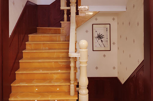 乐至中式别墅室内汉白玉石楼梯的定制安装装饰效果